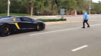 Дебил хвърля камъни по Lamborghini Aventador за 400 000 $