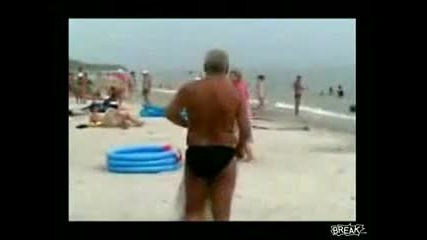 Пиян руснак на плажа обърква панталони с ризата си.много Смях 