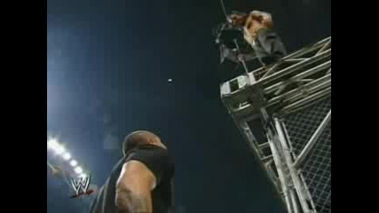 Jeff Hardy skacha ot kletkata vyrhu Umaga