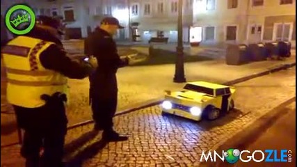 Човек, робот с формата на кола ! 