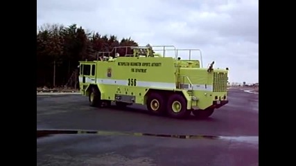 Демонстрация на противопожарен камион на летищтната команда.