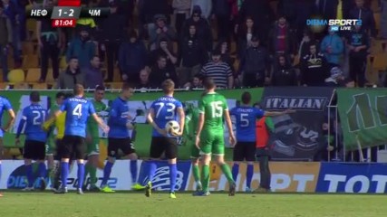 Бутилки и седалки полетяха на "Лазур"