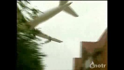 Самолет минава на сантиметри от покрива на къща 