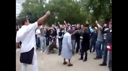 Баба танцува техно - смях ...