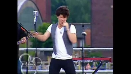 Nick Jonas dancing 