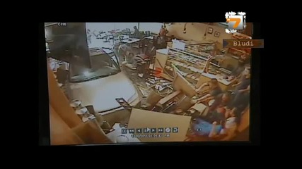Кола паркира в ресторант