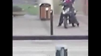 Бандити бягат със скутер 