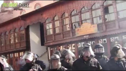 14.02.2014 - Протестиращите изпочупиха стъклата на джамията на Джумаята в Пловдив