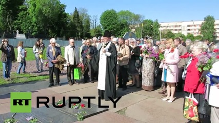 Ukraine: Hundreds lay flowers for victorious Red Army in Lviv