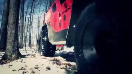 Румънско чудовище изтегля закъсал Hummer