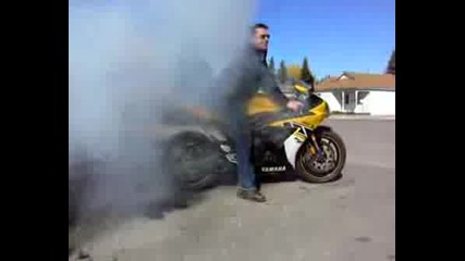 YAMAHA R1 2006 Burnout