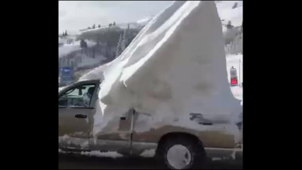 Когато те мързи да разчистиш снега от автомобила си