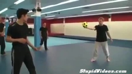 Яката го изплющя
