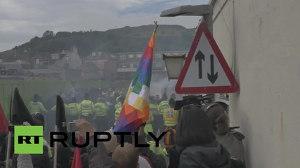 UK: Pro- and anti-refugee protesters clash with police