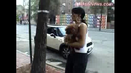 Rihanna Разхожда Кученцето Си
