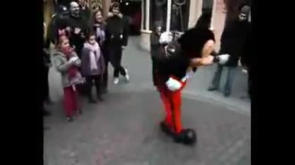 Мики Маус пада от малко дете !