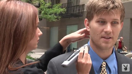 Модел на Плейбой помага на мъже в центъра на Чикаго ( H D 720p ) 