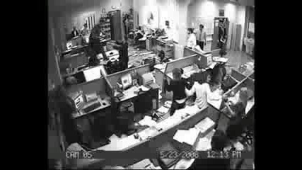 Инцидент в Офиса! Какво се случва когато някой от офиса полудее!