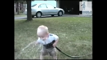 Смях! Бебе се опитва да пие вода от маркуч