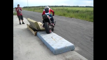 Много яко боксуване върху диван