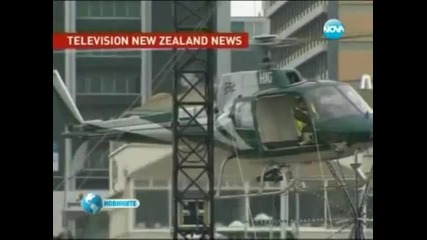 Хеликоптер се разби, докато поставяше коледно дърво. Пилотът е без драскотина !