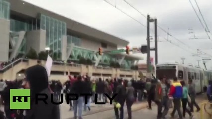 Протестиращи атакуват полицейски коли по време на протест в Балтимор