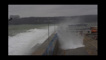 Морска Гара Варна, вълните прехвърлят вълнолома