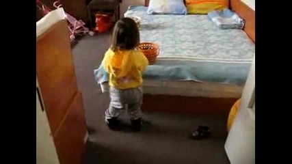 Малко Дете Танцува На Сръбско
