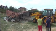 Събориха първите незаконни постройки в село Гърмен - видео БГНЕС