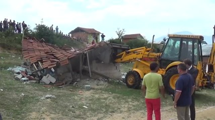 Събориха първите незаконни постройки в село Гърмен - видео БГНЕС