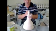 Майстор на ръчна керамика сътворява от парче глина перфектни красиви предмети
