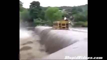 Шофьор на училищен автобус преминава през голям поток с вода!