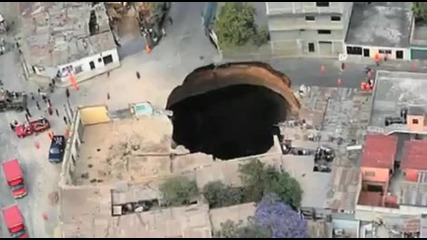 Човек пада в огромна дупка 