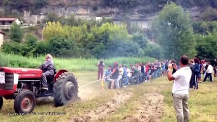 Трактор срещу 30 човека - Tractor vs 30 people