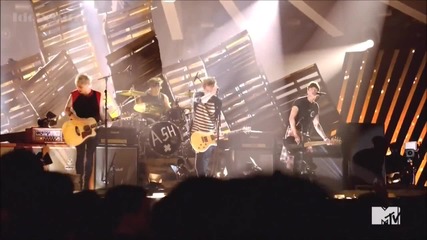 5 Seconds of Summer изпълняват Amnesia Live на наградите Vmas на Mtv
