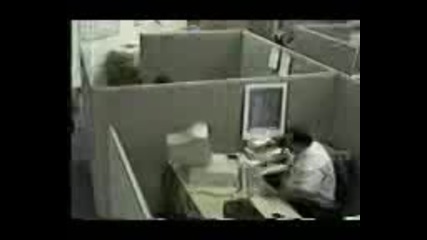 Човек полудява пред компютъра си xd 