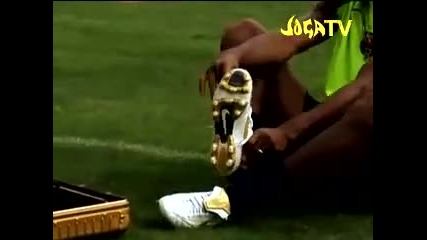 Невероятните умения на Роналдиньо! Цели гредата 4 пъти, без топката да докосне земята!!! 