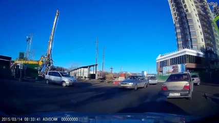 Строителен автокран в Русия пада