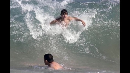 Justin Bieber goes shirtless in Hawai (october 10th 2010)