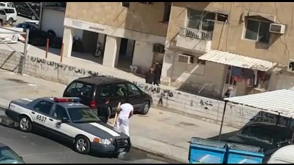 Мъж нокаутира полицай в Кувейт!