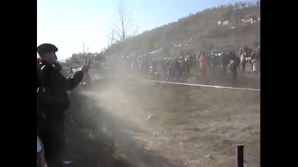 Тоя ги премаза.