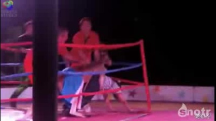 Кенгуро се опитва да натърти жена в боксов мач 