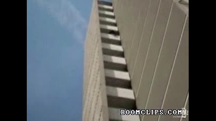Безстрашен човек изкачва висока сграда 