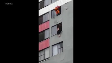 Бразилски пожарникар предотвратява самоубийство с много добра техника