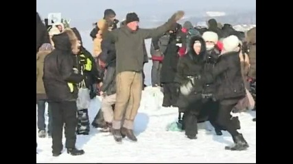 300 будисти скочиха в Байкал