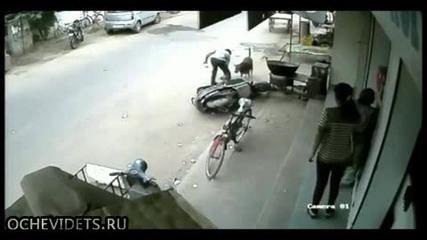 Не оставяй детето само близо до работещ мотопед