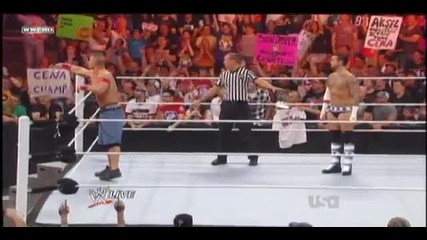 Wwe: Публиката връща фланелката на John Cena - Raw 22.08.2011