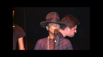 Erykah Badu & Friends - On & On Live
