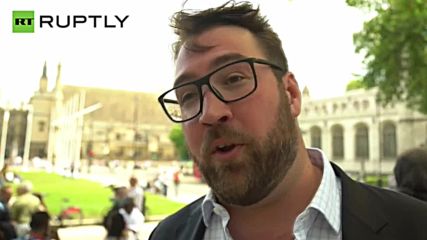 European 'Human Kiss Chain' Culmintes in London for 'Bremain' Campaign