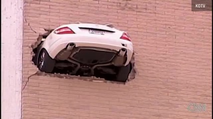 Kола врязла се е в стена в Тълса, Оклахома, паркинг гараж. 